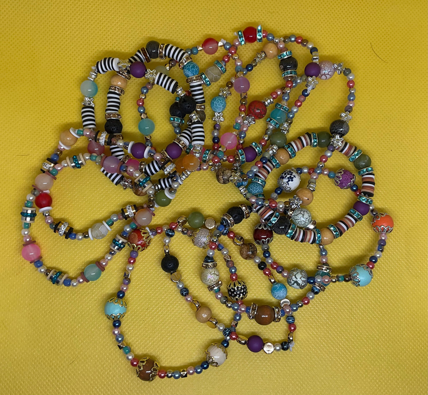 Hals und Armbänder