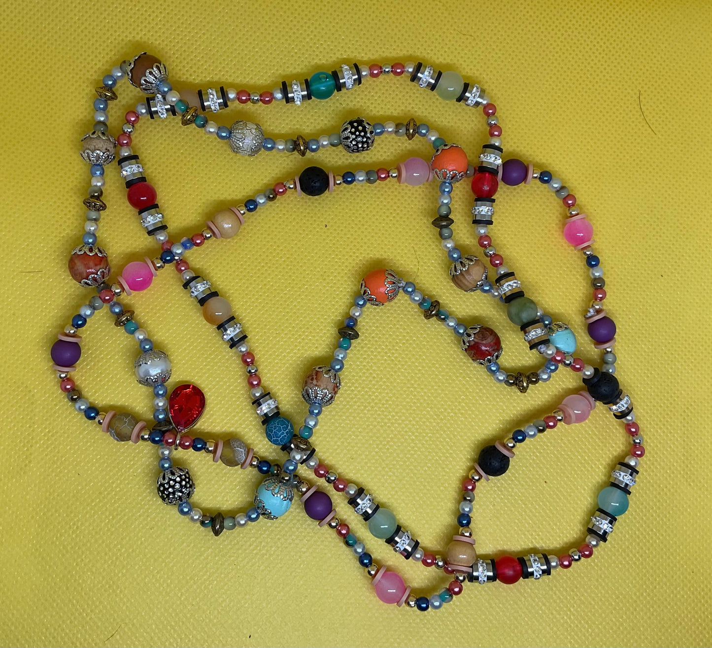 Hals und Armbänder
